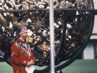 Kenneth Deer vor der Mansphere, im Hintergrund der Völkerbundpalast (Foto Oliver Kluge 1998)