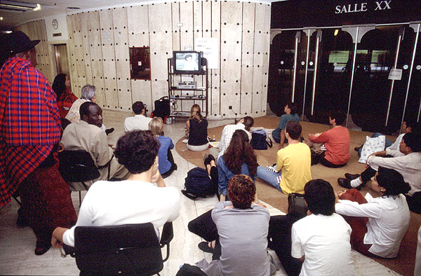 Video vor dem Saal - Informationen nicht nur in der Sitzung (Foto: Oliver Kluge 2000)