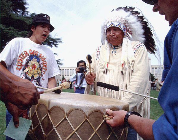 Im Rhythmus der Trommel zurück in den Sitzungssaal (Foto: Oliver Kluge 2000)