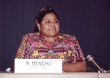 Am letzten Tag gab sich Rigoberta Menchu die Ehre (Foto: Oliver Kluge 2000)