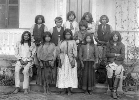 Cherokee-Kinder bei ihrer Einweisung (Denver Public Library)