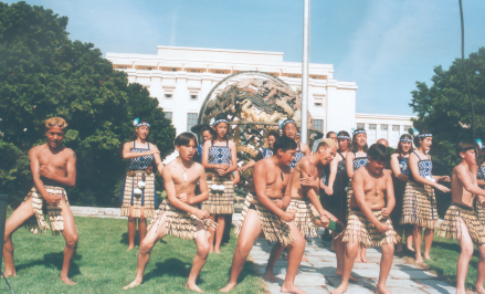 Junge Maori bei ihrer Präsentation zum Indigenous Day (Foto: Beatrice Weyrich 2001)
