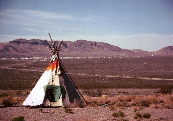 Tipi auf dem Testgelände für Nuklearwaffen in Nevada (Foto: Monika Seiller 1989)