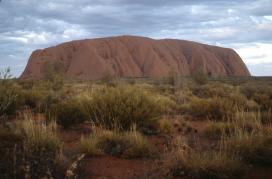 Uluru aus der Ferne
